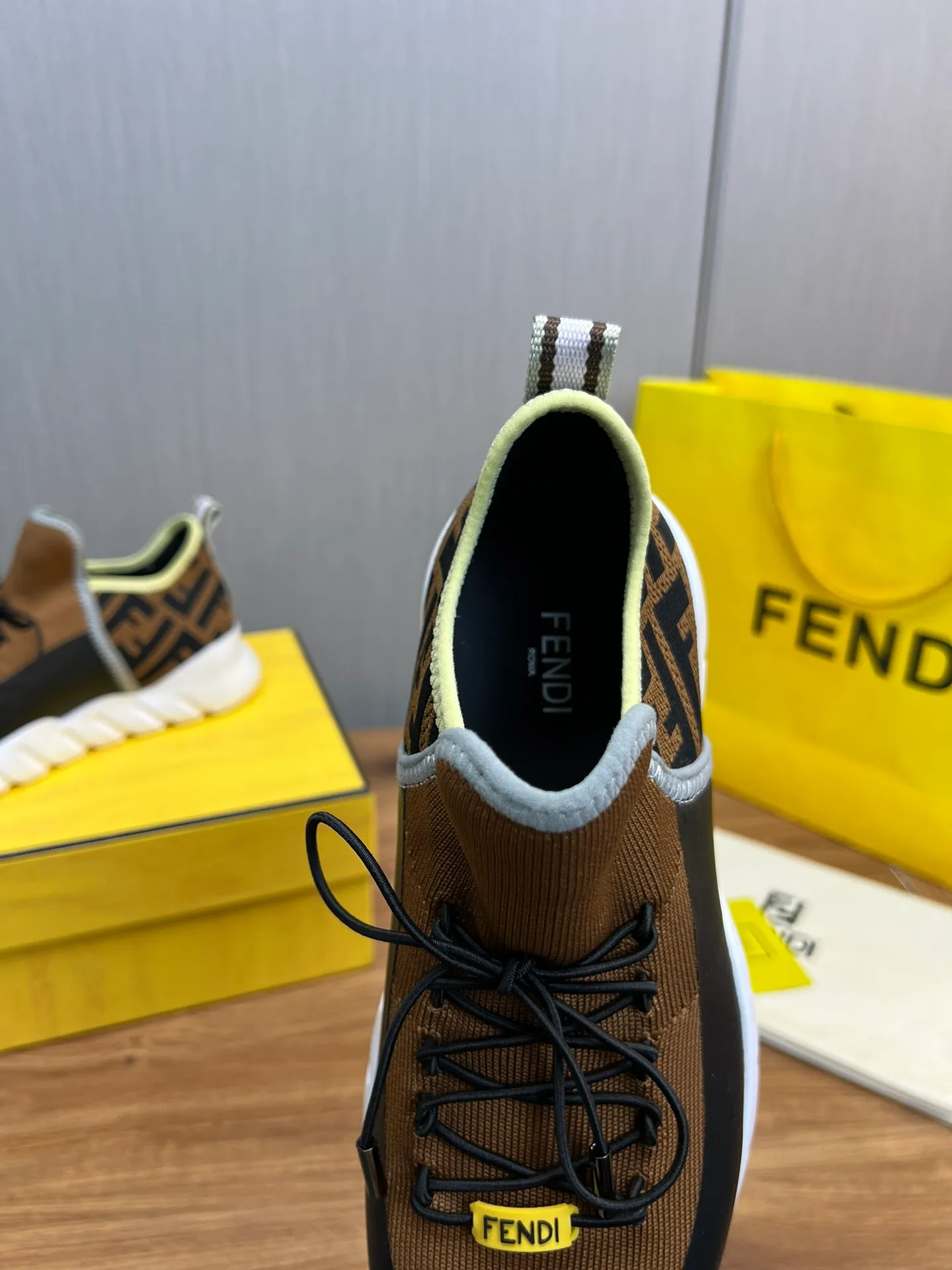Men's shoes💰680💰 ＦＥＮＤＩ. Fendi🔍Top purchasing agent🇮🇹 The new and popular counter of the popular street boy monster has original factory configuration, original fly-knit fabric imported from Italy, high-quality printing technology, imported water-dyed cowhide with breathable mesh lining, breathable and comfortable, soles: original factory special soles are super comfortable, original factory single goods 🔍high quality, you can enter and leave the counter at will, welcome to compare, code number 39-44 (can be ordered 38.45.46)